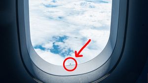 Sigur nu stiai asta! De ce au toate geamurile de avion gaura asta mica!