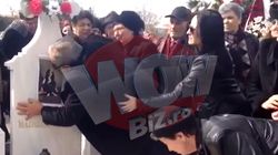 Imaginile durerii! Tatal Madalinei Manole plange in hohote la mormantul fiicei, imbratiseaza si saruta crucea | VIDEO