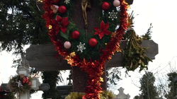 La mijlocul lunii martie, mormantul primului sot al Gabrielei Firea este plin cu ornamente de... Craciun! Fiii lui merg mereu la locul de veci! VIDEO EXCLUSIV!