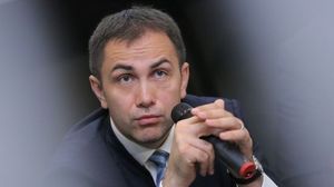 Sotul Alinei Gorghiu, la spital, dupa ce a produs un grav accident rutier! A lovit un TIR care s-a rasturnat pe o linie de cale ferata! Cum arata locul accidentului