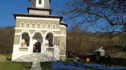 Biserica vandalizata in Bacau! Hotii care au dat spargerea in lacasul sfant s-au semnat la sfarsit cu SATANA