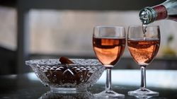 A pus 12 catei de usturoi intr-un pahar de vin rosu si a baut. Este uimitor cate beneficii are