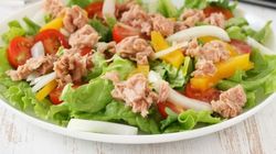 Vrei sa schimbi foaia dupa mancarurile grase de Sarbatori? Urmeaza reteta de mai jos si o sa savurezi o salata de ton delicioasa!