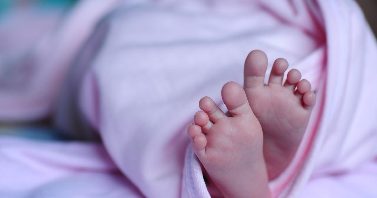 Simptome care alaturi de febra indica probleme GRAVE la bebelusi! Cand trebui sa intre parintii