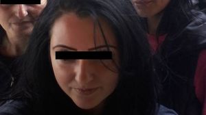Claudia, alaturi de mama (stanga) si sora ei (mijloc)