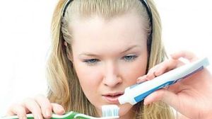 Si tu faci asta? Greseala uriasa pe care o facem cand ne spalam pe dinti. Ne distruge dantura