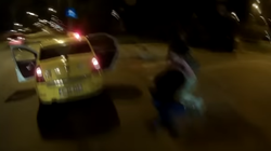 Imagini incredibile surprinse in Bucuresti - Un taximetrist si-a luat la bataie clientii in mijlocul strazii