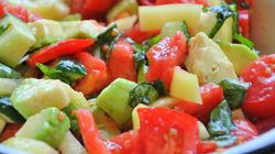 Vrei sa mananci un deliciu racoros si sanatos? Fa-ti o salata taraneasca de vara dupa reteta asta!