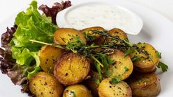 E sezonul lor! Cum pregatesti o reteta delicioasa cu cartofi noi, branza si usturoi!