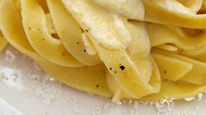 Vrei o bucatica din "bella" Italia chiar la tine acasa? Prepara-ti paste cu trufe si sos de parmezan