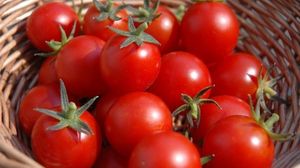 Cum sunt VOPSITE, in numai cateva ore, rosiile care ajung in supermarket si de ce NU au gust