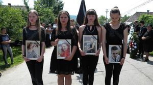 Durere de nedescris în familia tinerilor morţi în accidentul din Viişoara! Cei patru fraţi au fost conduşi pe ultimul drum