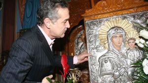 Cine-l astepta pe Gigi Becali in fata palatului, pe o ploaie torentiala? Preotii nu au fost descurajati de vremea urata! Aveau nevoie de ajutor financiar! VIDEO EXCLUSIV!