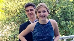 A murit la cateva zile dupa bal, iar acum toate fetele vor sa ii poarte rochia albastra! Motivul este unul emotionant