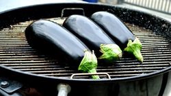 A copt vinetele, apoi le-a bagat intr-o punga si le-a lasat 10 minute! Afla in ce consta acest truc