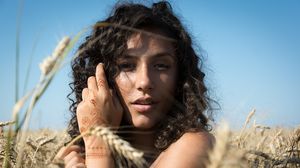 Si-a aplicat apa minerala si sare pe par si a asteptat 10 minute! Vei incerca imediat trucul asta!