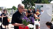 Ion Manole, la mormantul fiicei sale, la parastasul de 7 ani