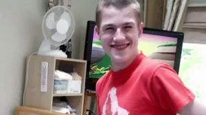 El este adolescentul care poate muri daca adoarme. Baiatul, diagnosticat cu o boala bizara