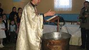 Cristian Pomohaci, in timpul unei slujbe de botez, in biserica din Mosuni