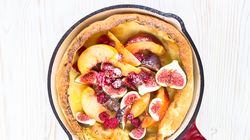 Un desert simplu si rapid: clatita la cuptor cu nectarine, zmeura si smochine (Dutch Baby)
