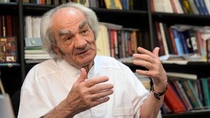 Celebrul neurochirurg Leon Danaila si-a facut muzeu in casa natala! Acum e senator, dar isi incepe ziua operand, desi are 84 de ani FOTO