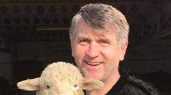 Cristian Pomohaci, acuzat de vrajitorii. Ce au gasit femeile de serviciu sub covoarele groase din biserica preotului?