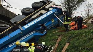 Macara de 40 de tone, prăbuşită de un pod din cauza condiţiilor meteo extreme! Şoferul a murit!