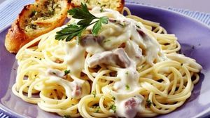 Paste cu sos alb DELICIOASE! Gata in doar 15 minute- Cea mai gustoasa si rapida reteta din lume!