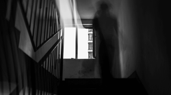 Semne care iti dau de inteles ca dormi in casa cu spiritul unui om mort. Totul incepe cu o pana de curent, iar apoi...