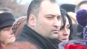 Cum s-a dat de gol asasinul din Satu Mare, care si-a ucis cu sange rece mama, tatal si bunica? A venit la inmormantare, iar apoi...