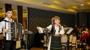 Moartea lui Nicolae Ceausescu este cantata pe o melodie populara: „Ceausescu e-n tarana si de acolo se razbuna, l-ati impuscat in zi sfanta, iara asta nu se uita” VIDEO