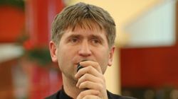 Cristian Pomohaci, in mijlocul familiei! In haine preotesti si zambitor, e inconjurat de multi copii FOTO