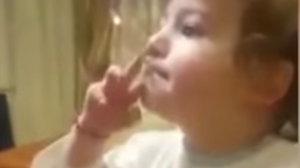 Halucinant! Copil de doi ani, surprins în timp ce fuma! Reacţiile părinţilor sunt revoltătoare