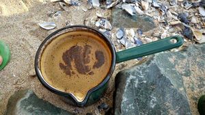 Ce continea, de fapt, cafeaua bauta de romani inainte de '89? Se numea "nechezol" si era singura lor optiune