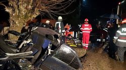 Accident teribil! Doi tineri, morţi după ce maşina lor a lovit un copac de pe marginea drumului