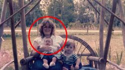 Mama a trei copii a disparut fara urma in 1987. Un an mai tarziu, fata ei a disparut in acelasi loc. Politistii au gasit un bilet in locul blestemat. Dupa ce l-au citit s-au uitat spre cer si si-au facut cruce