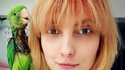 O tanara din Bucuresti s-a pozat cu acest papagal batut de soarta, iar povestea animalului e devenit virala: "Te rog eu nu ma da de gol ca fac magarii"