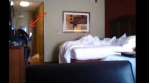 S-a ascuns sub pat, goala, pentru a-i face o surpriza iubitului. Ce a urmat este socant