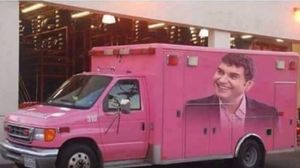 Feriti-va de ambulanta roz a lui Borcea: lasa nevestele insarcinate! Cele mai tari bancuri aparute dupa ce o scriitoare a fost batuta de mamicile de la Gara de Nord