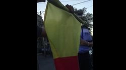 Scandalul momentului! Un barbat a fost obligat de oamenii legii sa dea jos de pe masina steagul Romaniei. Reactia Politiei
