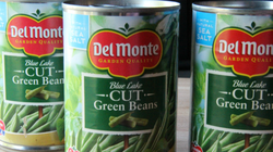 A luat o conserva de fasole verde de la un supermarket dar cand a ajuns acasa si a deschis-o i s-a facut rau! Ce a descoperit in interior, printre pastai