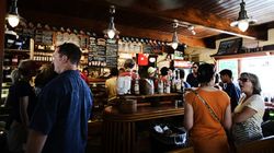 Un om de afaceri s-a dus cu iubita la o petrecere de swingeri, dar e incredibil ce a facut cand a vazut ca un alt barbat a intrat in vorba cu partenera lui