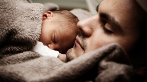 Drama cumplita pentru un nou-nascut, la nici 11 zile dupa ce a venit pe lume! Mama lui i-a oferit „sarutul mortii” fara sa-si dea seama. Greselile fatale pe care le fac parintii