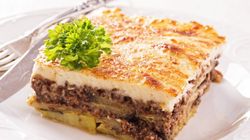 Reţeta de musaca care te face să salivezi de poftă! Ingredientele care înlocuiesc carnea, fără să se simtă lipsa ei