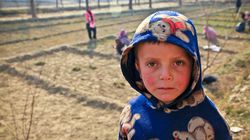 Ţi se rupe sufletul! Povestea tristă a lui Mihăiţă, băieţelul sărman care îşi vinde temele pentru un sandvici