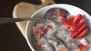Budinca de chia care îţi tine de foame şi te ajută să slăbeşti. Cum se prepară