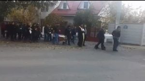 Părinţii poliţistului sinucigaş, care şi-a omorât băieţelul, au avut interzis la înmormântarea nepotului lor! Decizia luată de mama micuţului VIDEO
