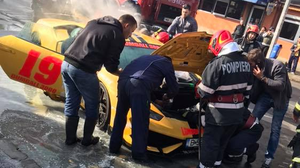 S-a făcut scrum! Un bolid de lux care trebuia să ajungă la un eveniment major din Londra a luat foc pe străzile Capitalei