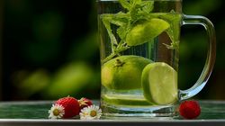 10 motive pentru care ar trebui sa bei apa cu lamaie. Punctul 8 te va surprinde