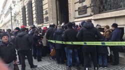 Românii stau la coadă la bani! S-au adunat de la 5 dimineaţa: „Este ceva extraordinar. Estimez cam 1000 de euro”